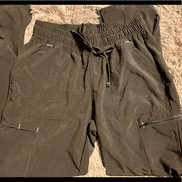 Pants and top scrub set - Picture 2 of 3